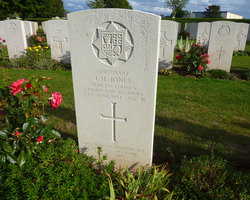 CWGC Headstone Lt Leonard Howson JONES, 2nd Kensingtons.