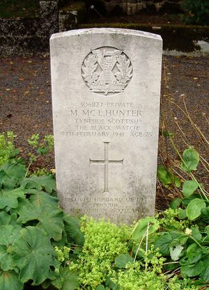 Pte M M Hunter's CWGC headstone.