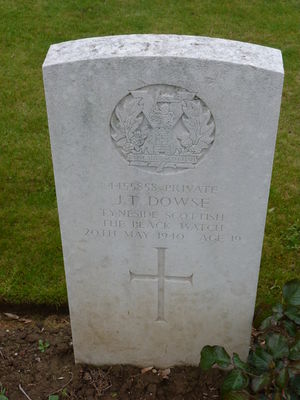 Pte J T Dowse's CWGC headstone.