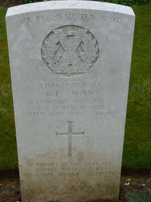 Pte G E Swan's CWGC headstone.
