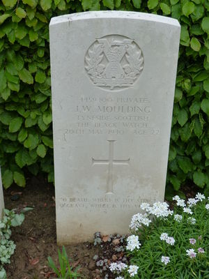 Pte J W Moulding's CWGC headstone.