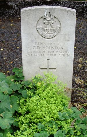 Pte George Davis Houston's CWGC headstone.
