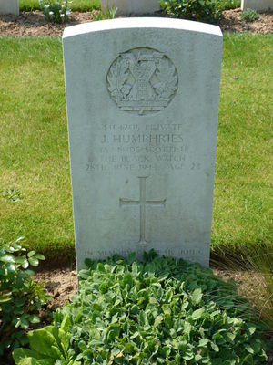 Pte J Humphries' CWGC headstone.