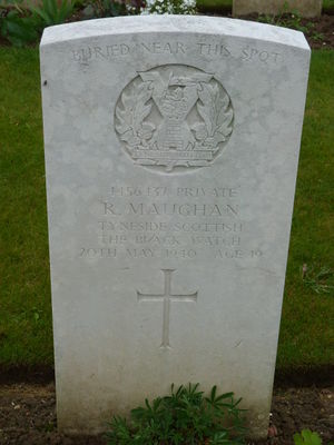 Pte R Maughan's CWGC headstone.