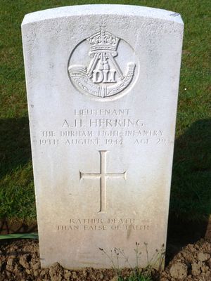 Lt A H Herring's CWGC headstone.