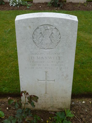 Pte D Maxwell's CWGC headstone.