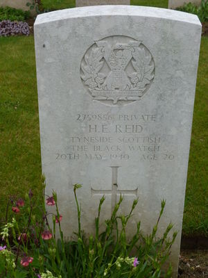 Pte H E Reid's CWGC headstone.