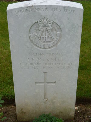 Pte R G W Knell's CWGC headstone.