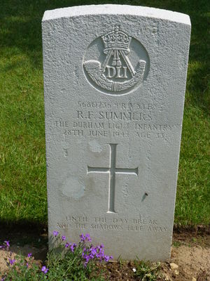 Pte R F Summers' CWGC headstone.