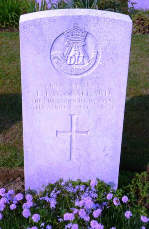 Pte E T W Stallard's CWGC headstone.