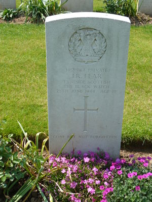 Pte J R Fear's CWGC headstone.