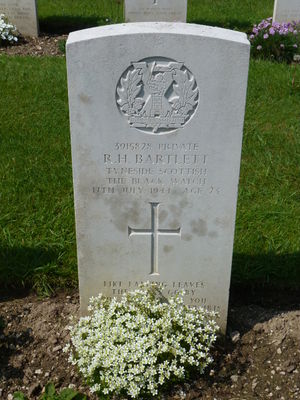 Pte R H Bartlett's CWGC headstone.